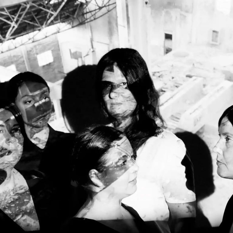 Intérieur minimaliste avec un coussin sur une étagère et des murs dorés.