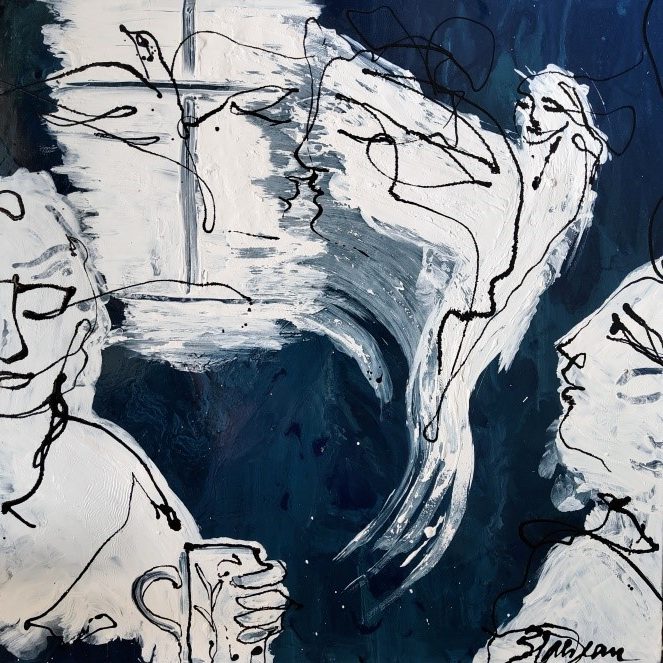 Verre rempli d'eau sur un fond sombre avec des reflets métalliques.