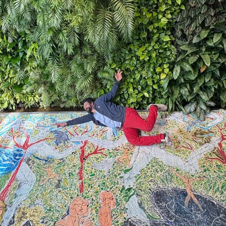 Intérieur minimaliste avec un coussin sur une étagère et des murs dorés.